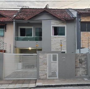 Duplex agradável com Ar, Internet, Estacionamento